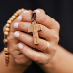 Fé e ciência se unem para desvendar mitos e revelar a harmonia entre razão e espiritualidade na Igreja Católica, em análise de Jose Eduardo De Oliveira e Silva.