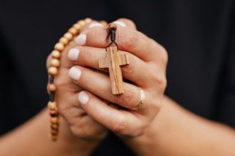 Fé e ciência se unem para desvendar mitos e revelar a harmonia entre razão e espiritualidade na Igreja Católica, em análise de Jose Eduardo De Oliveira e Silva.