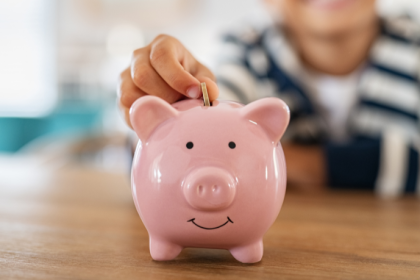 Teciomar Ábila mostra se é melhor guardar ou investir para construir um patrimônio de forma sólida e realista.