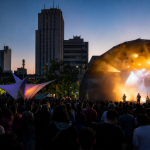 Público acompanha apresentação musical durante festival cultural gratuito em Campinas