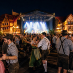 Público participa de festival com música ao vivo, trajes típicos germânicos e decoração inspirada na cultura alemã.