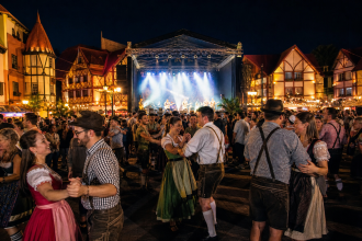 Público participa de festival com música ao vivo, trajes típicos germânicos e decoração inspirada na cultura alemã.