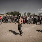 Público participa de um encontro de motociclistas ao ar livre durante um festival.