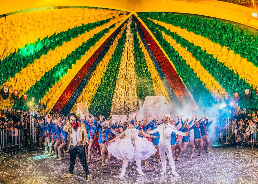 Pessoas participam de uma apresentação de dança em um festival colorido no Brasil.