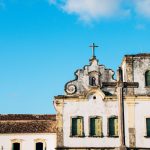 Igreja histórica de São Cristóvão, com fachada colonial e céu azul ao fundo.