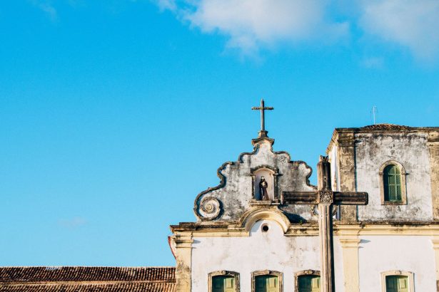 Igreja histórica de São Cristóvão, com fachada colonial e céu azul ao fundo.