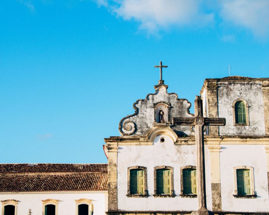 Igreja histórica de São Cristóvão, com fachada colonial e céu azul ao fundo.